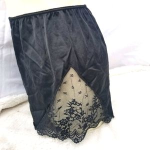 Lace trim nylon shorts size 5 Vanity Fair black